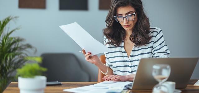 femme examinant des documents administratifs